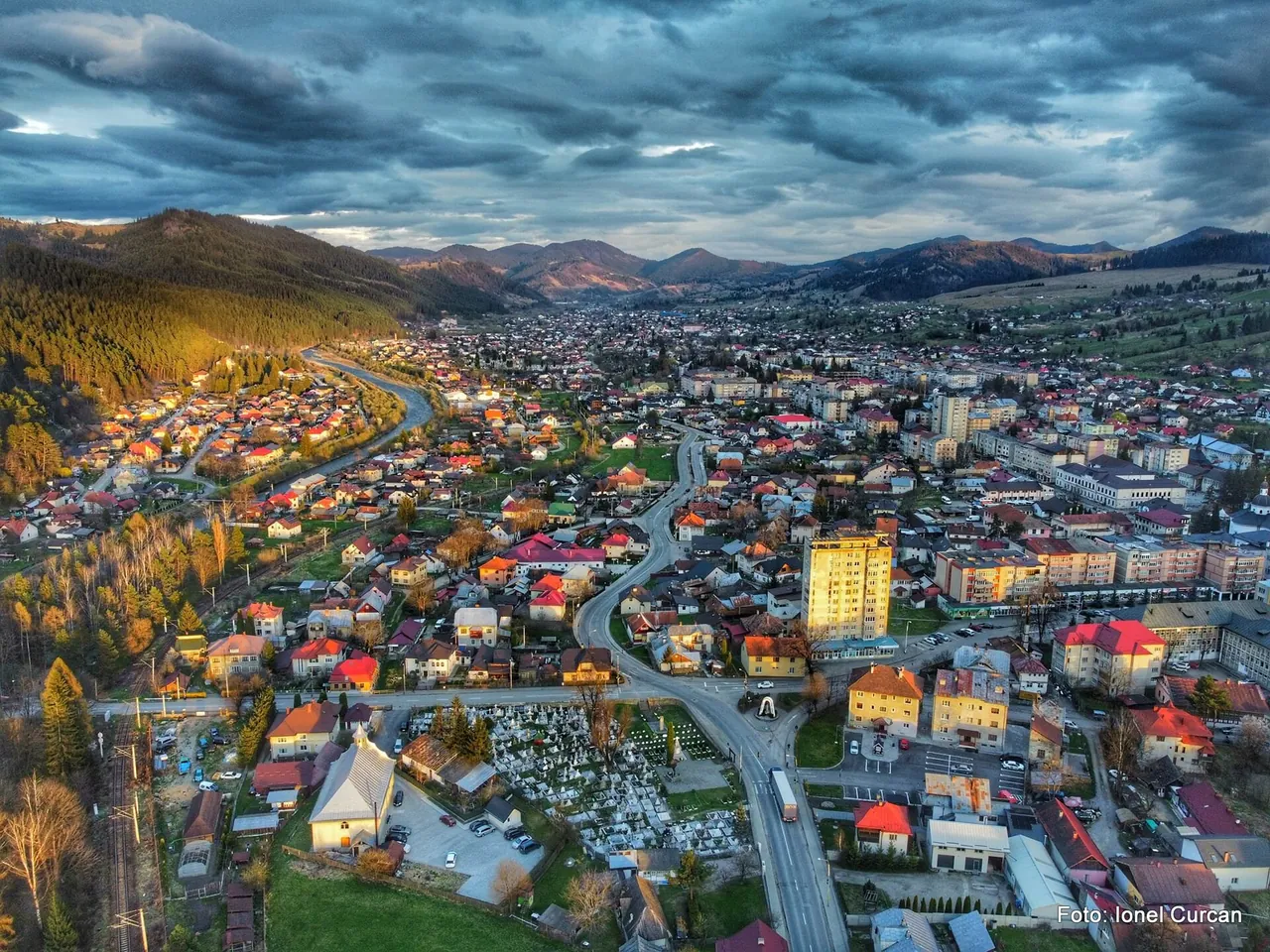 Câmpulung Moldovenesc văzut de sus, în lumina serii