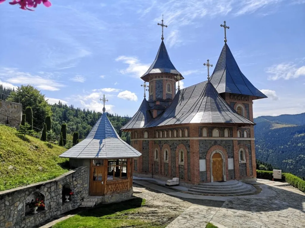 Mănăstirea Corlățeni, cu munții în fundal