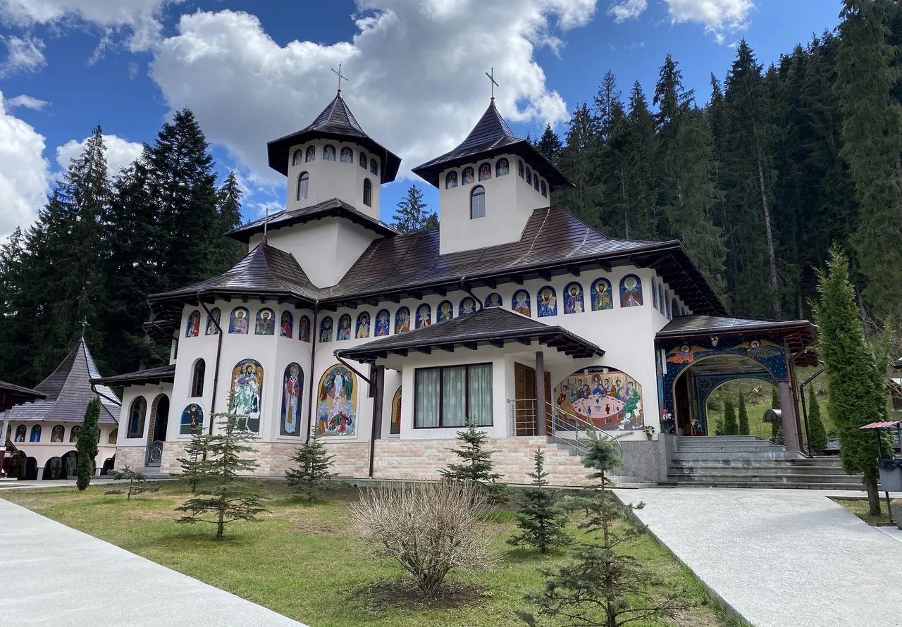 Mănăstirea Rarău și grădina din fața ei