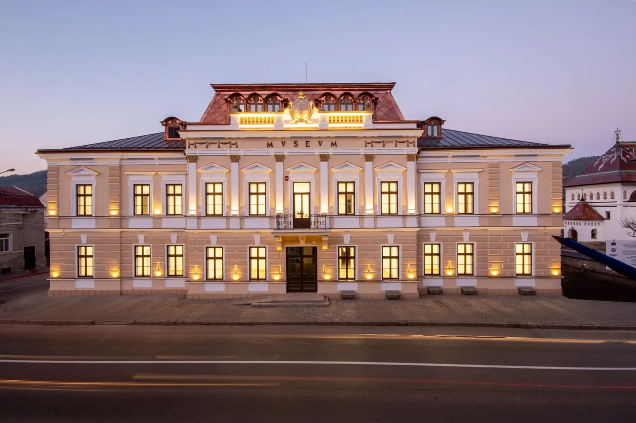 Clădirea Muzeului „Arta Lemnului”, luminată seara