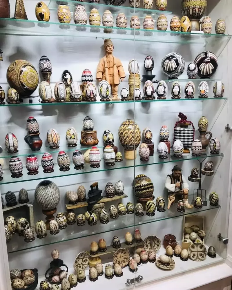 Vitrine cu ouă decorate la Muzeul Oului din Vama