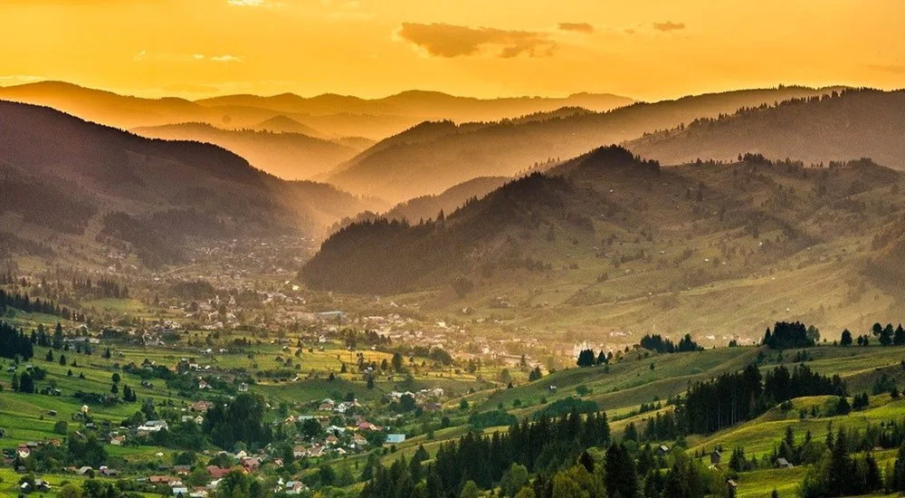 Pojorâta and the surrounding mountains