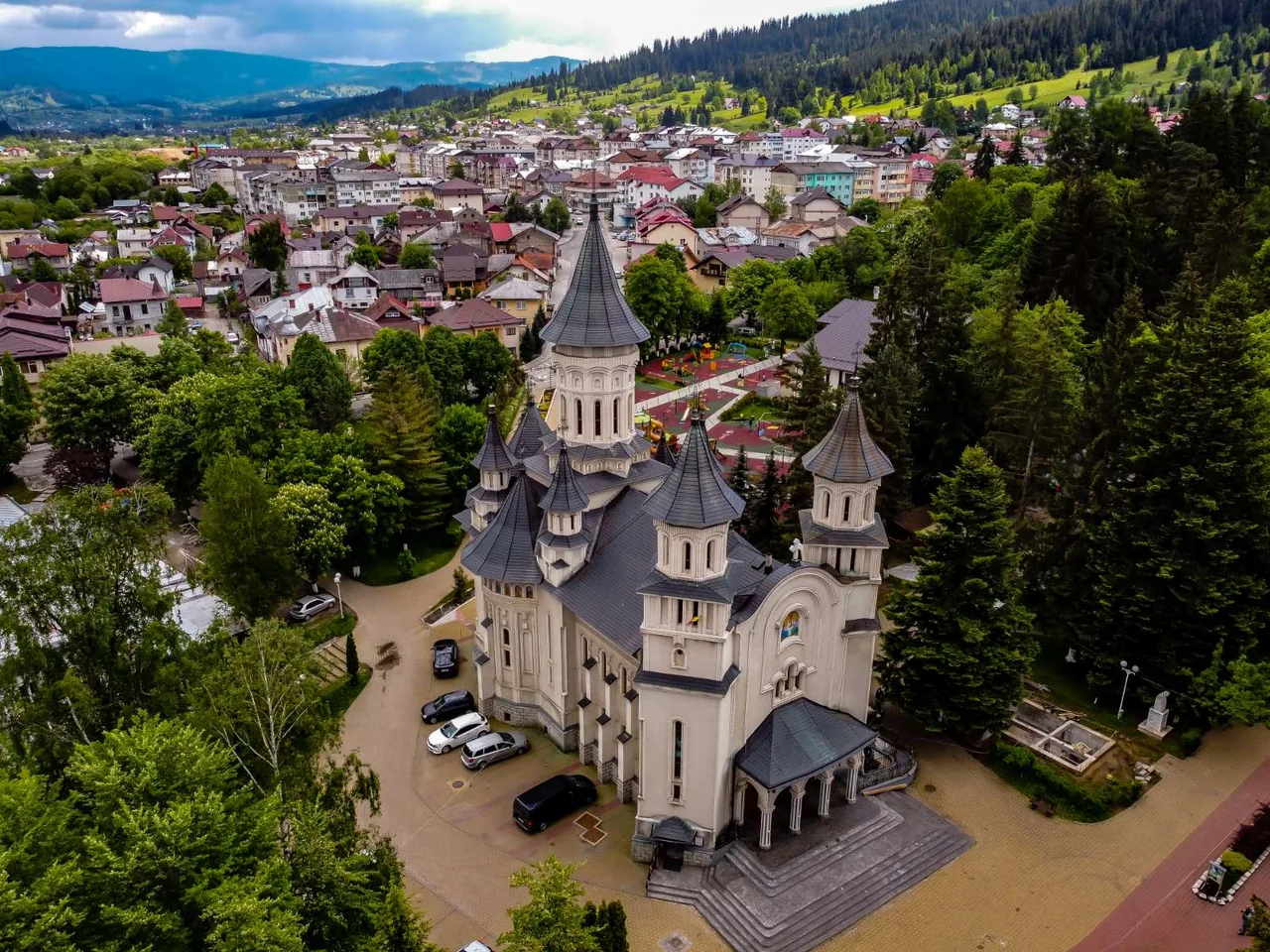 Vatra Dornei văzută de sus, cu catedrala în prim-plan