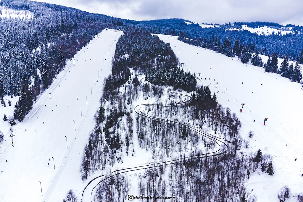 Pârtiile din Vatra Dornei văzute de sus, iarna